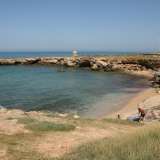 Nonostante ci� il sentiero continua a essere battuto a piedi dai bagnanti, visto che rappresenta di fatto l�unica via di accesso alle �pocket beach� di Torre a Mare. Parliamo di cala Settanni...

